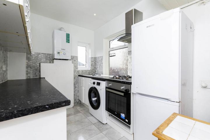 			5 Bedroom, 1 bath, 1 reception Flat			 Fleetwood Road, DOLLIS HILL